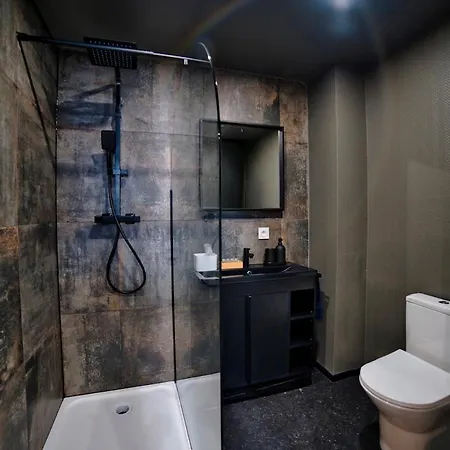 アパート Dark Floral Insolite Jacuzzi Privee Situe A 5 Minutes Du Centre Parking Sur Place Possible ミュルーズ
