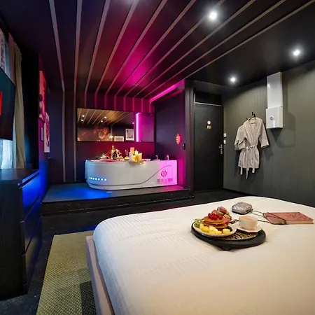 Dark Floral Insolite Jacuzzi Privee Situe A 5 Minutes Du Centre Parking Sur Place Possible *