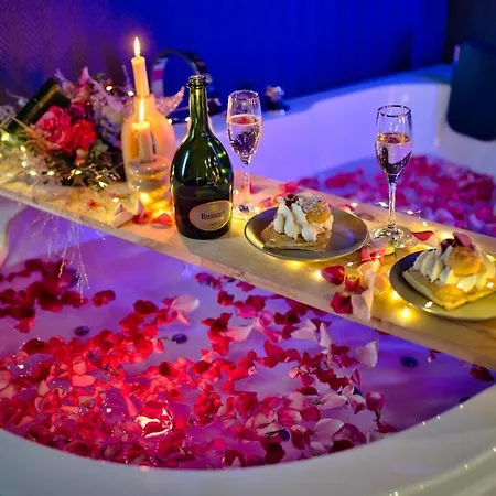 アパート Dark Floral Insolite Jacuzzi Privee Situe A 5 Minutes Du Centre Parking Sur Place Possible